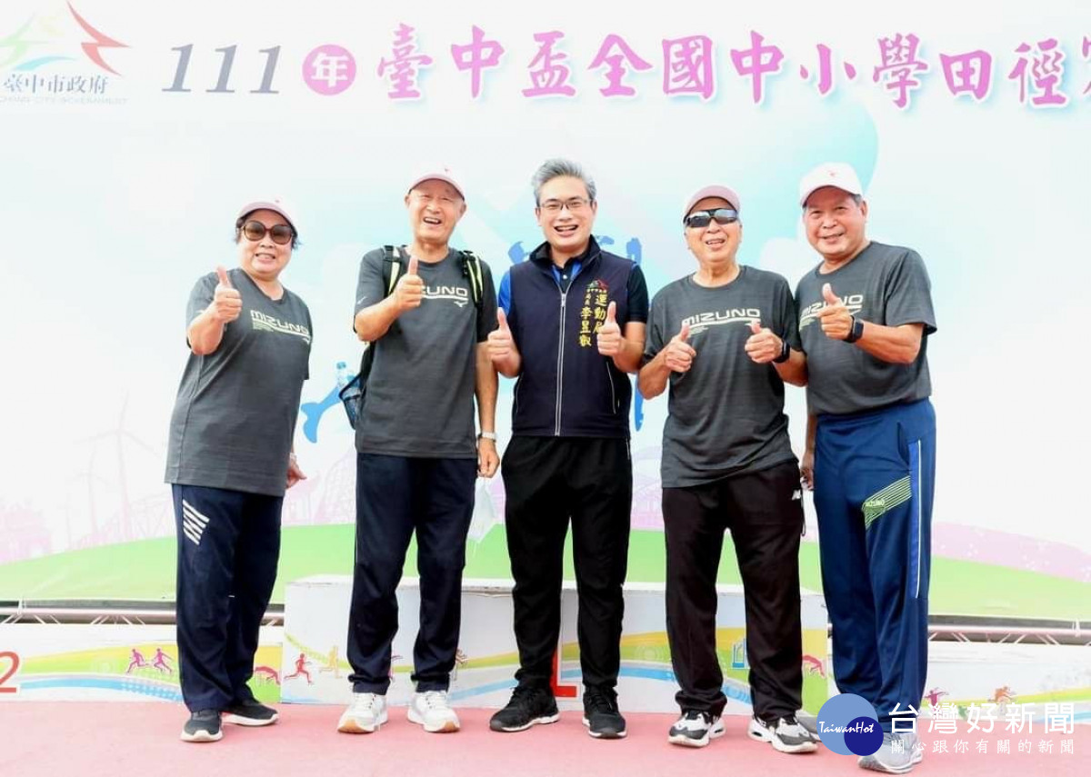 運動局長李昱叡(中)代表盧秀燕市長感謝主、協辦與贊助單位鼎力相助。