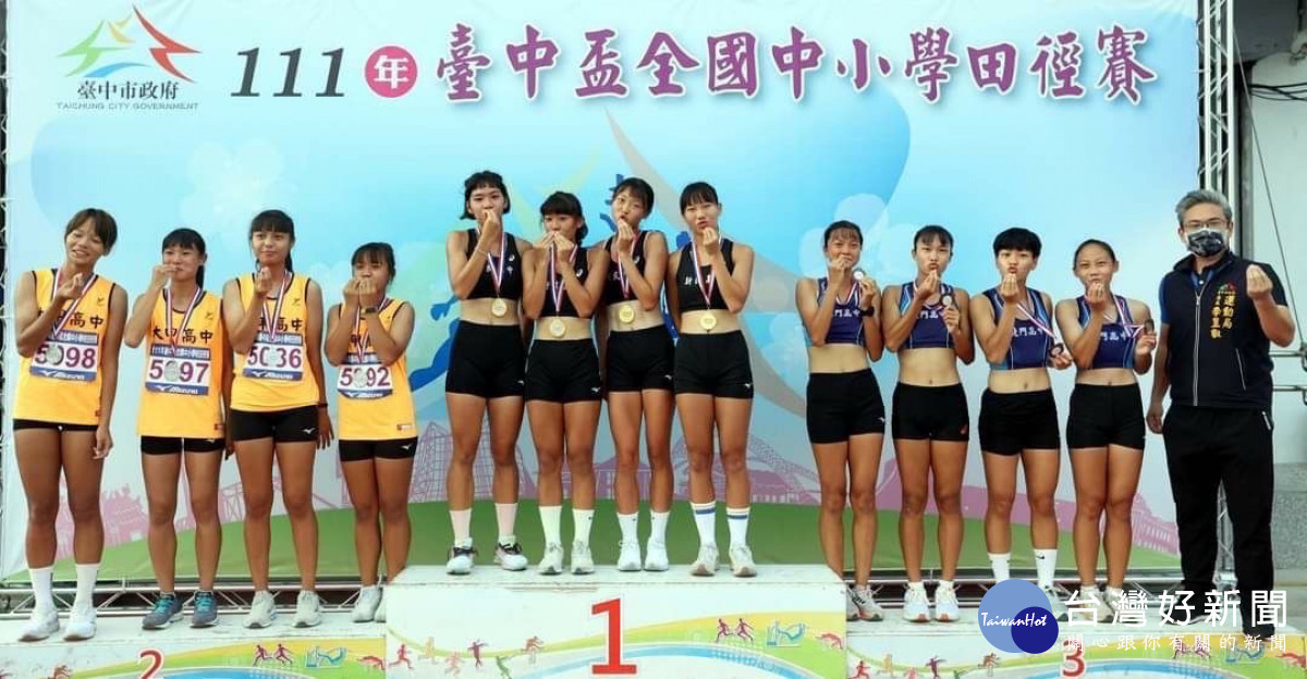 4×100公尺接力賽由臺中市勇奪金、銀牌。