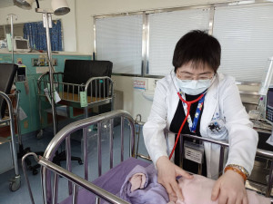 高佳慧醫師檢查嬰兒排便狀況。