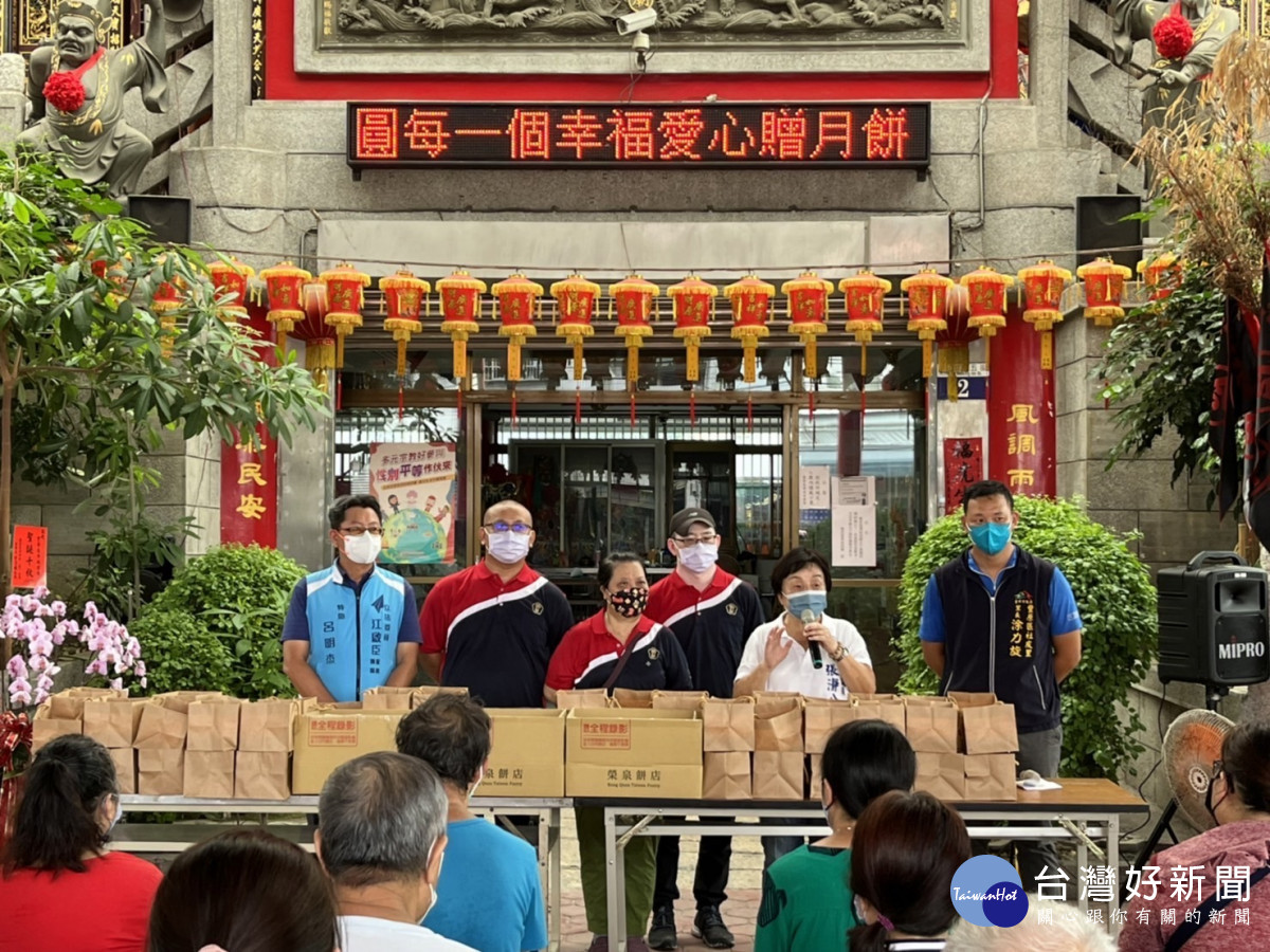 榮泉餅行送出200多盒月餅，讓弱勢戶感受暖暖中秋氛圍。