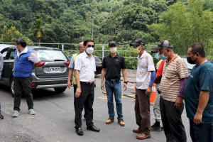 水里鄉車埕村民權巷及新興村新興巷旁坑溝，均因年久失修路面破損、排水不良，縣長林明溱前往實地會勘，面對陳情鄉親當場同意列入優先改善。