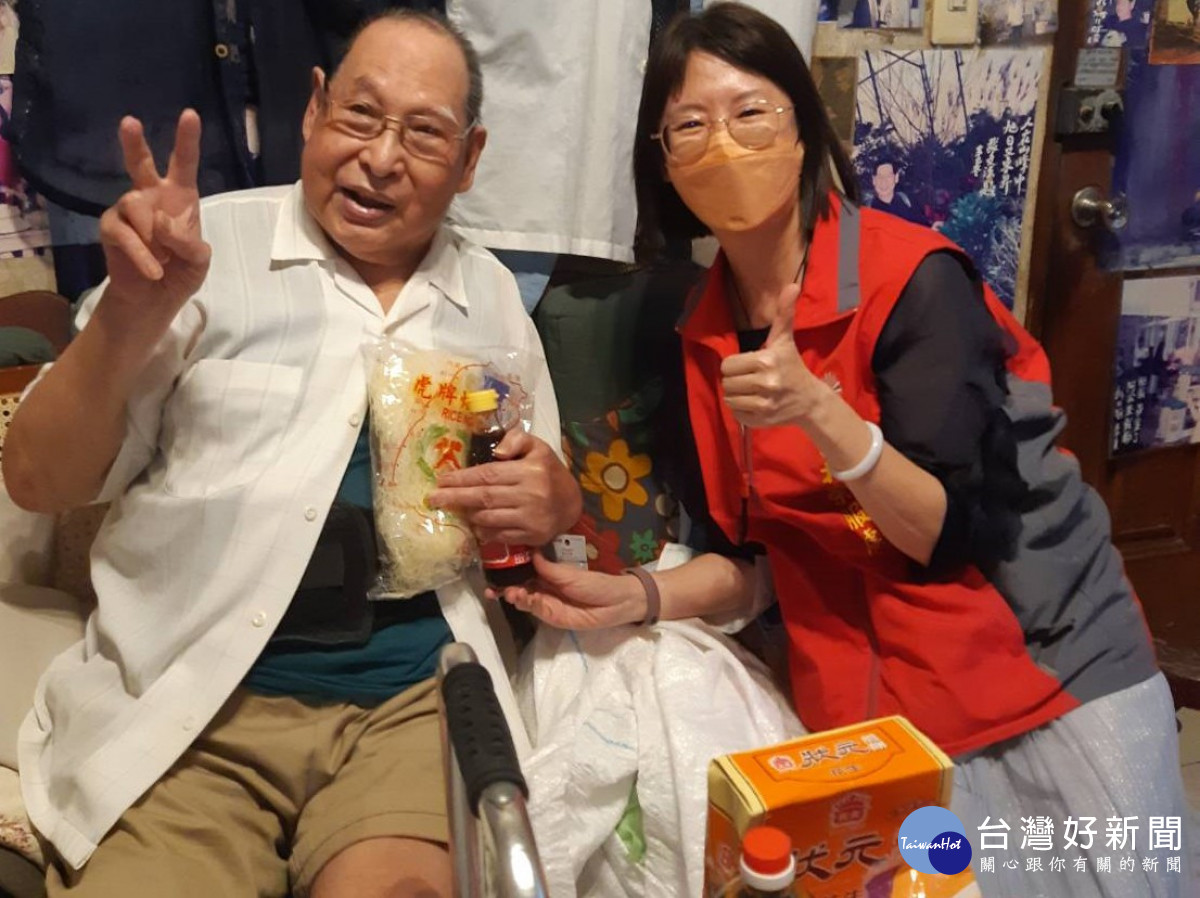 新北市榮服處藍瑞玲組長將行天武聖宮物資轉送至中和區張伯伯(左)