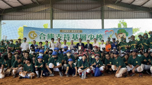合庫職棒團隊於南投縣棒球場辦棒球營。（縣府提供）