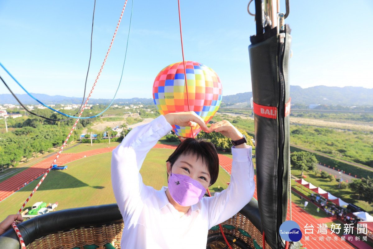 台中市長盧秀燕出席開幕記者會，率先體驗乘坐熱氣球升空。