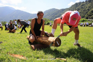 全國泰雅族運動會暨傳統技藝競賽．族人參加鋸木比賽。