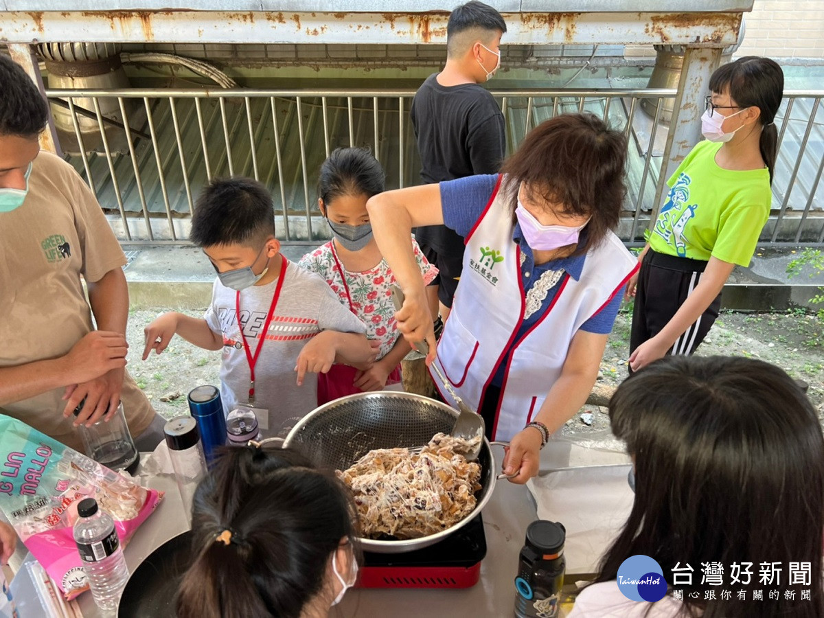弱勢兒少忽略「營養均衡」　家扶創意小主廚教導製作健康又美味好料理