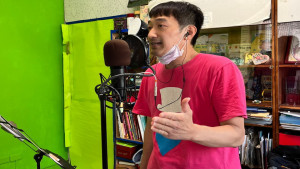 ▲創世工作人員盧泰佑，為嘉義植物人建院作詞作曲演唱。（圖／記者 許高祥 翻攝）