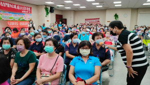 ▲活動講師與里民互動問答，里民反饋熱烈生動有趣。（圖／記者 許高祥 翻攝）