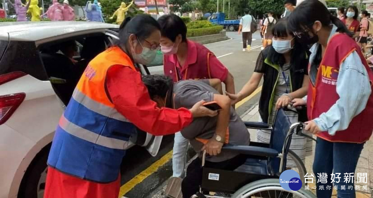 自主防災演練發揮效用 大雨期間將民眾後送醫院搶救