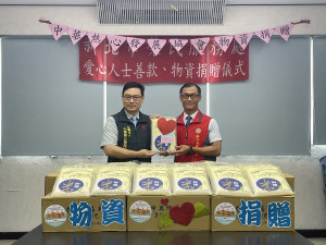 中華熱心發展協會理事張淵豪(左)代表協會捐贈物資，新北市榮民服務處周興國處長(右)代表受贈