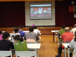 清潔隊廉能教育推廣活動，觀看手偶劇影片。