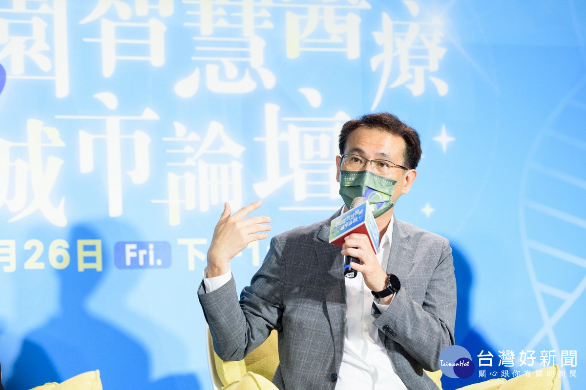 民進黨桃園市長參選人鄭運鵬發表桃園捷運第二支箭「健康樂活村」。