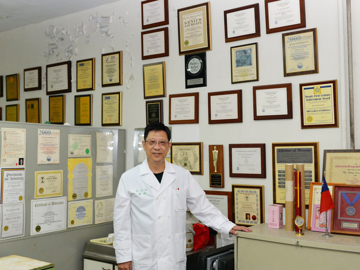 孫安迪博士行醫超過40年，曾任職台大醫院口腔內科主治醫師，更是台大醫學院微生物免疫學博士的跨域專家。（圖：孫安迪FB）
