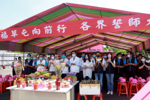 許淑華簡景賢與來賓上香祈求選舉順利。（記者扶小萍攝）
