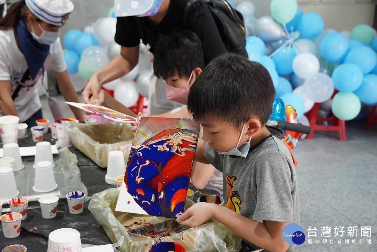 現場活動流體畫DIY不論大人或小孩都能自由創作
