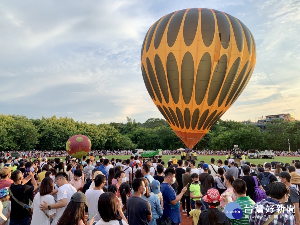 熱氣球嘉年華27日湧入十萬人次參觀