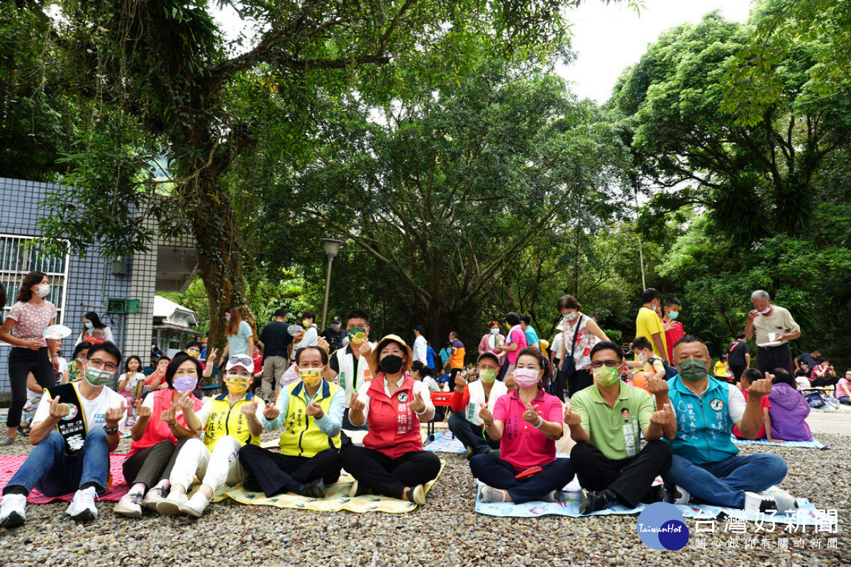 埔里鎮公所為慶祝祖父母節，特別在28日(週日)上午於埔里水源地園區舉辦「阿公阿嬤作伙來遠足」活動。