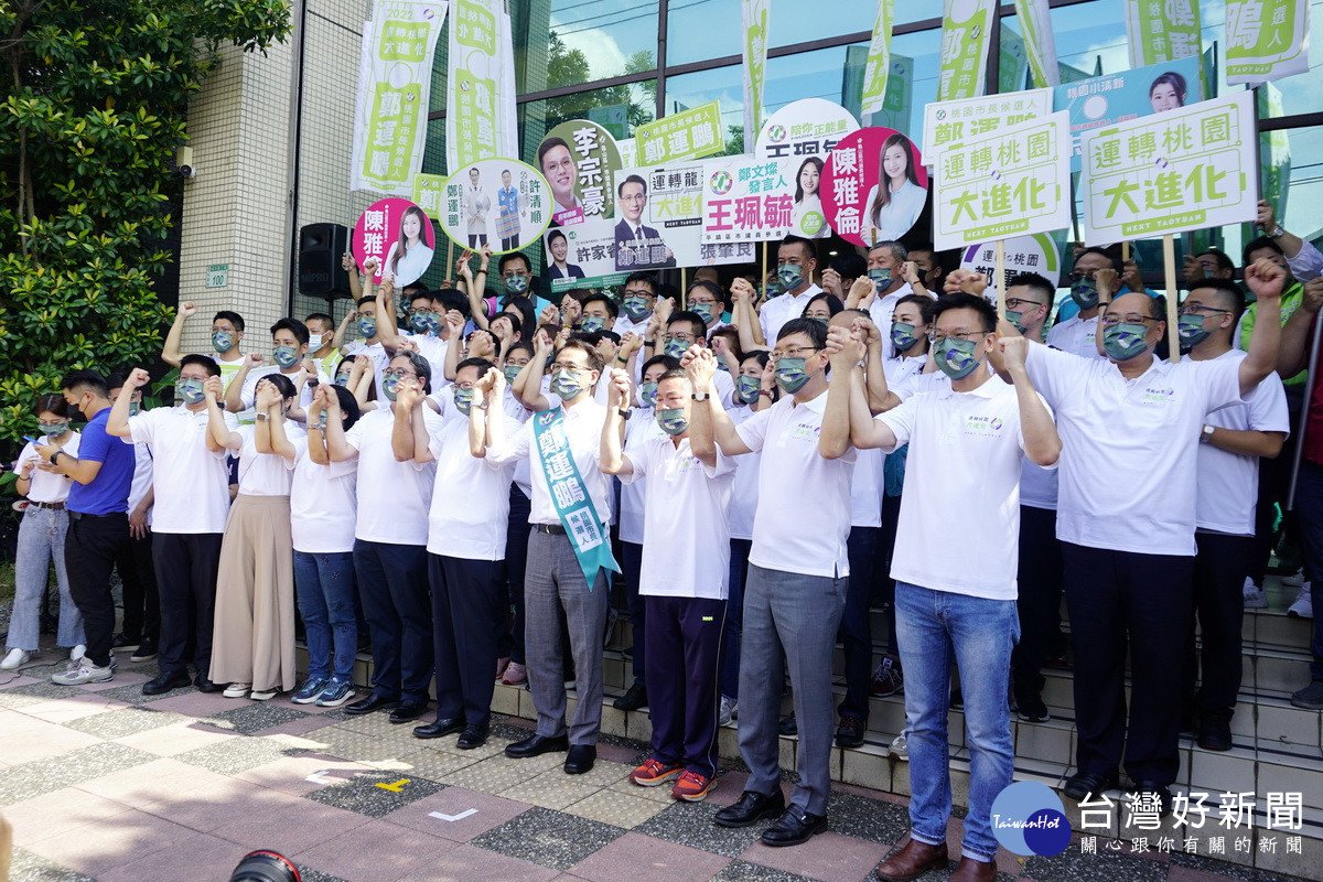 民進黨桃園市長參選人鄭運鵬與「桃園隊」32位市議員參選人集體辦理參選登記，展現綠營大團結氣氛。