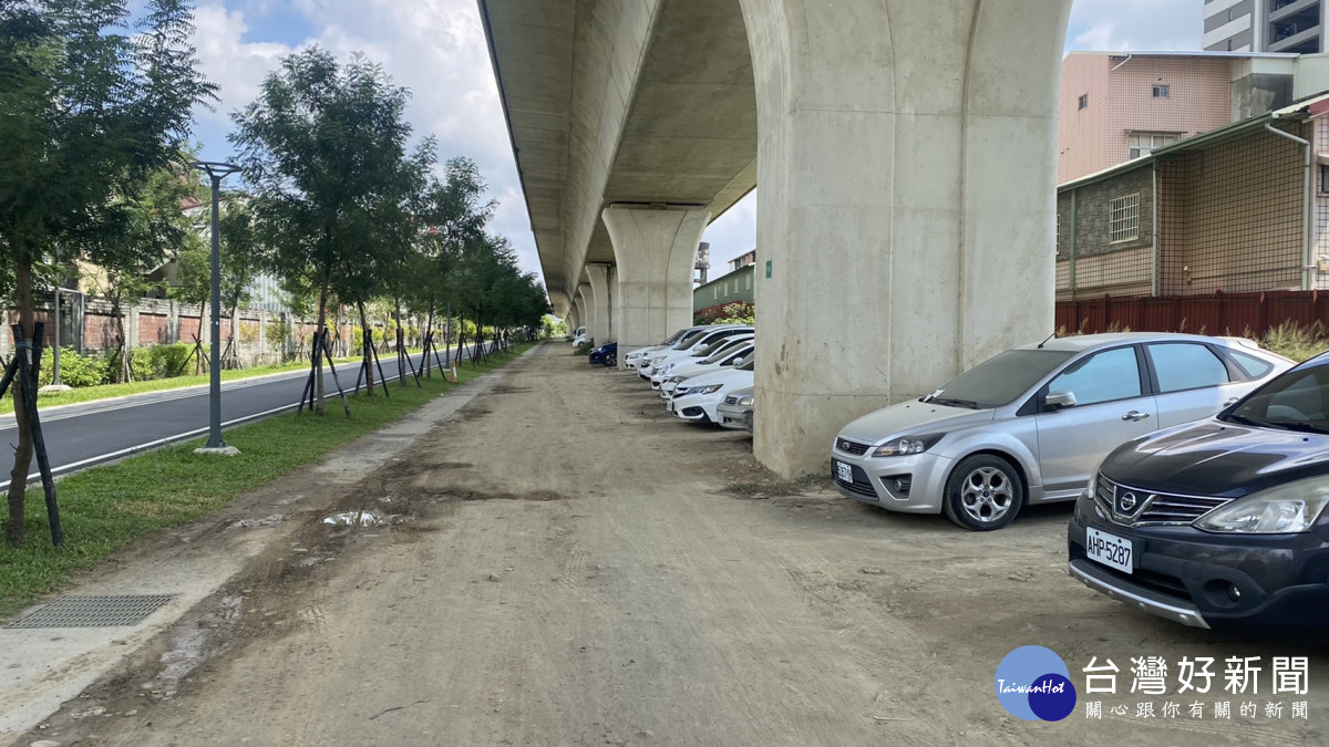 台中鐵路高架橋下即將施作停車場，但用地遭車輛占用。