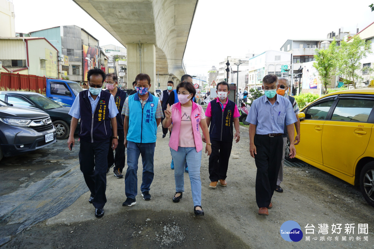 立委楊瓊瓔(前排左三)、台中市議員賴朝國(前排左二)爭取台中鐵路高架橋下闢建9處停車場。