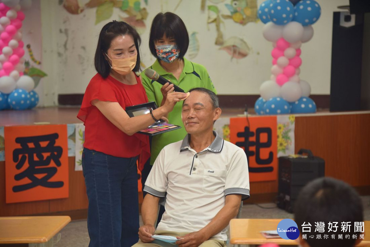 由彩妝老師示範簡單的彩妝順序。