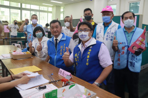 簡景賢到公所辦理鎮長選舉登記作業。（記者扶小萍攝）
