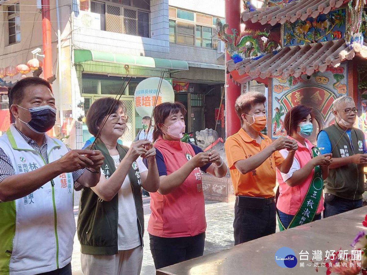 一起持香參拜祈福。