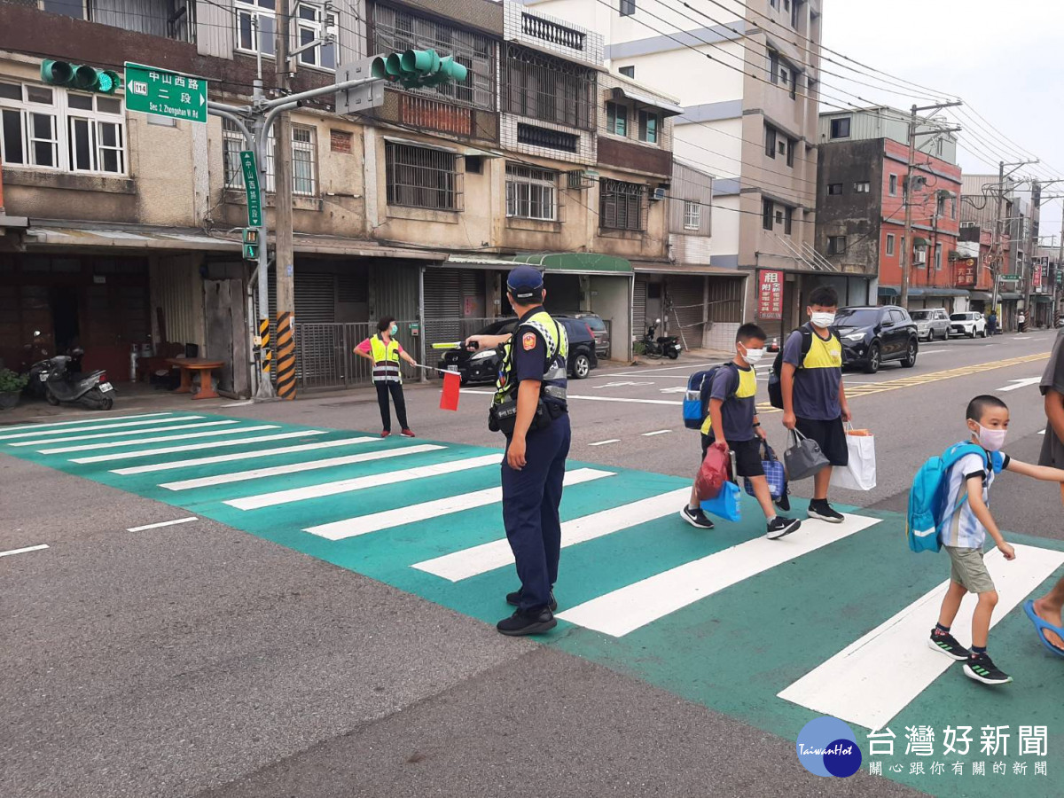 楊梅警分局開學日加強規劃「護童專案」勤務，以確保校園周邊交通順暢。