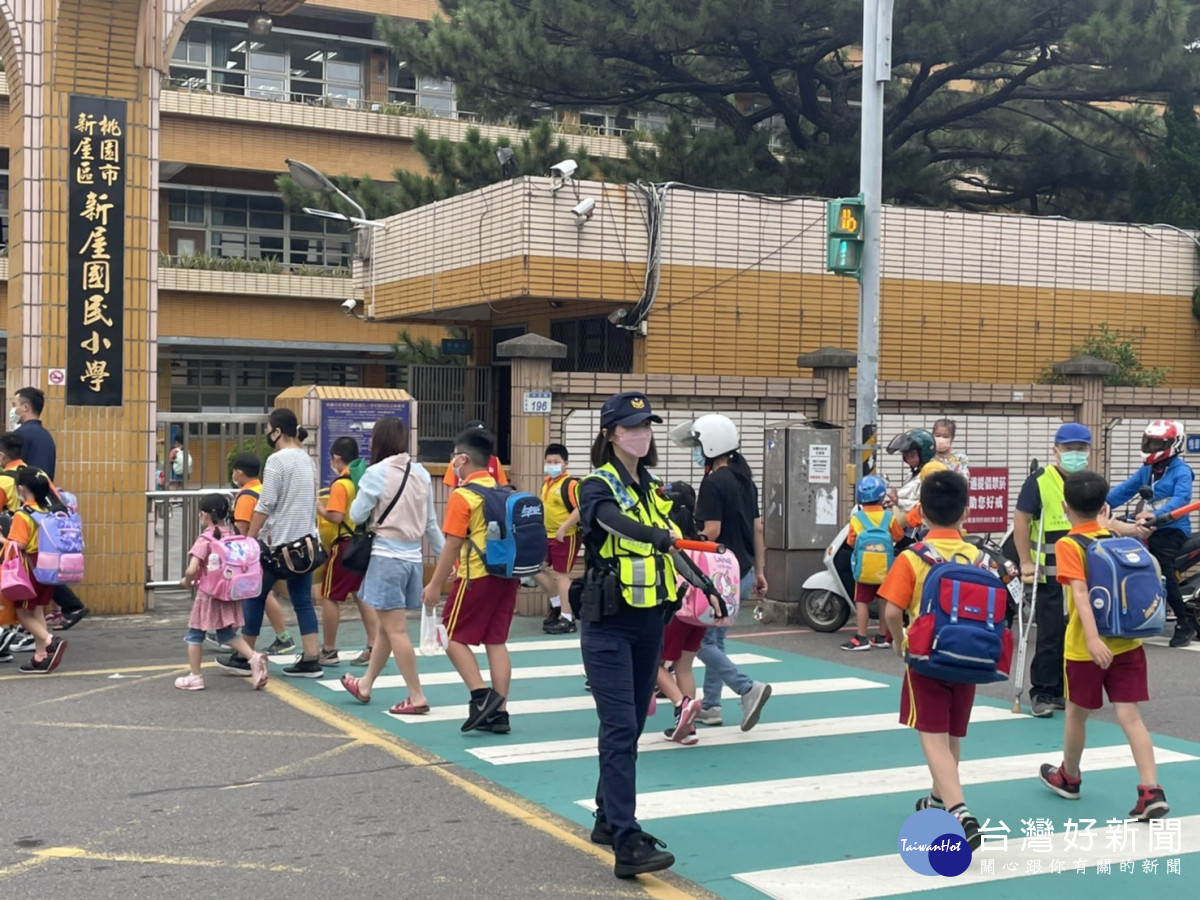 楊梅警分局開學日加強規劃「護童專案」勤務，以確保校園周邊交通順暢。