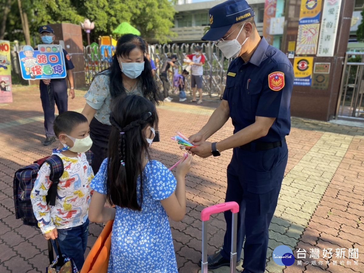 白河警分局長劉其賢親自發放宣導品，並宣導反毒品、反詐騙及婦幼安全，以強化自我保護觀念／警方提供