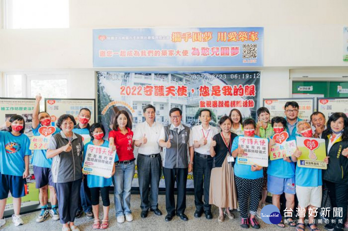 鄭市長和與會貴賓共同比讚合影。<br />
