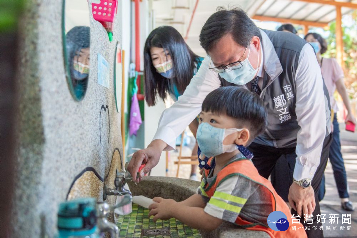 市長與幼兒園小朋友互動，宣導正確洗手步驟。<br />

