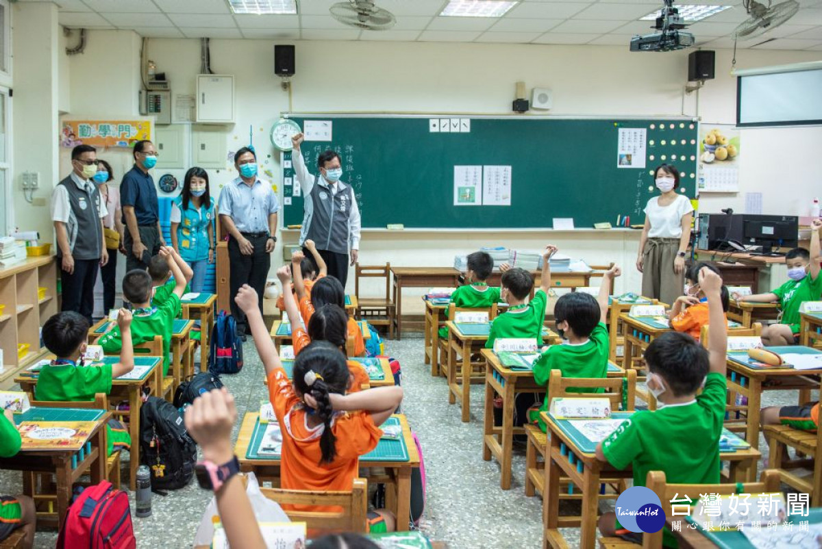 市長到一年級教室歡迎小一入學新生，希望大家在學校開心學習。