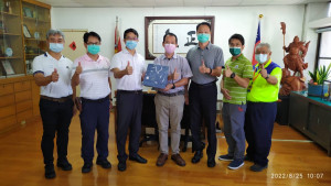 虎尾科技大學學務處學務長蘇暉凱率領五位同仁，前往虎尾分局拜訪分局長廖志明商討強化校園安全機制／警方提供