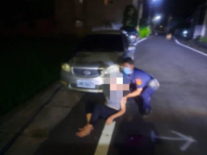 斗南分局新光派出所副所長黃建智與警員陳正睦協助老婦人平安返家／警方提供
