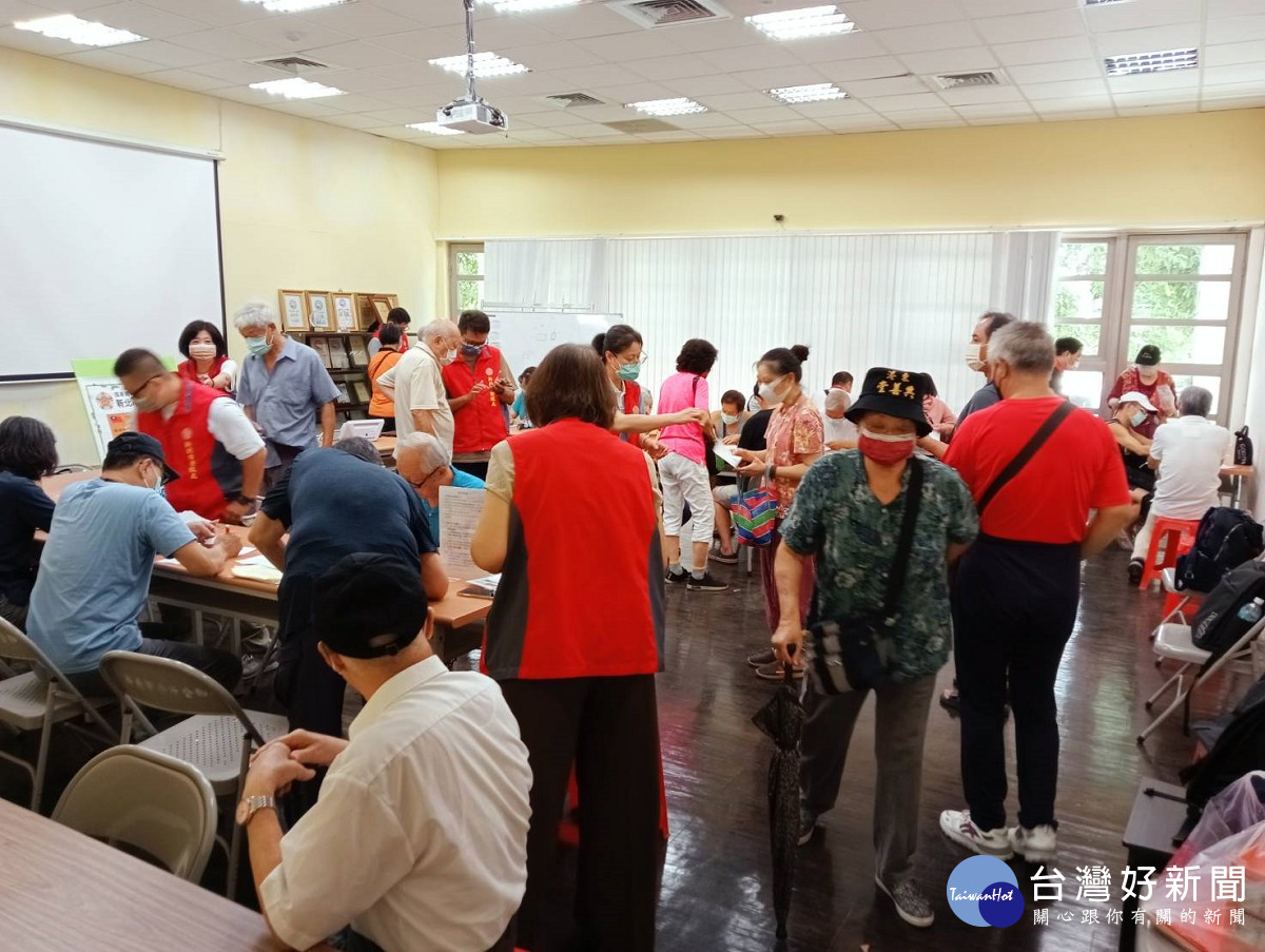 新店區大鵬華城活動現場，申辦新式榮民證及數位「榮福卡」的人潮踴躍