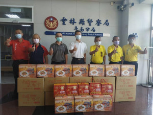 斗南警分局辦理順安宮捐贈協助發放弱勢民眾物資活動，由順安宮主任委員吳啟東代表捐贈／警方提供