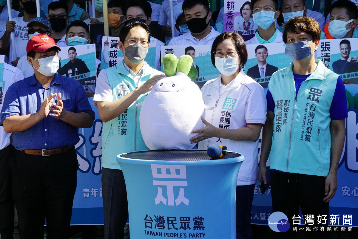台灣民眾黨立委張其祿致贈賴香伶「好彩頭寶寶」，預祝高票當選桃園市長。