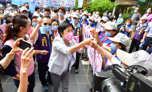 王惠美完成登記。圖／記者鄧富珍攝
