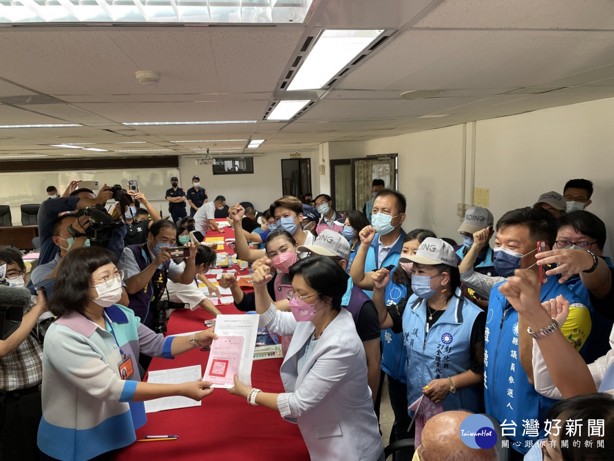王惠美完成登記。圖／記者鄧富珍攝