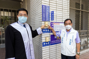 許淑華競選總部總幹事曾明瑞與律師按鈴。（許淑華服務處提供）