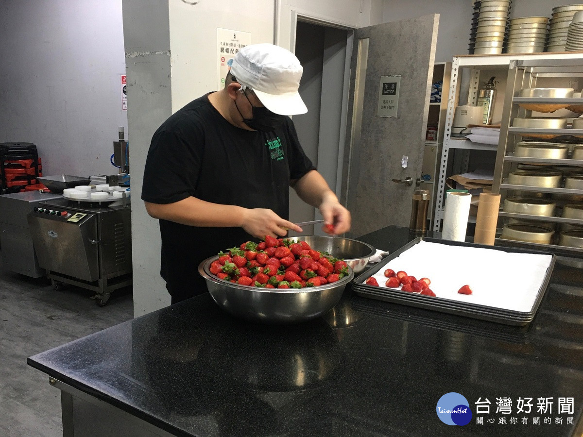 勞動學苑開辦「手感人氣烘焙實務班」　結訓後順利轉職「小熊菓子」任職