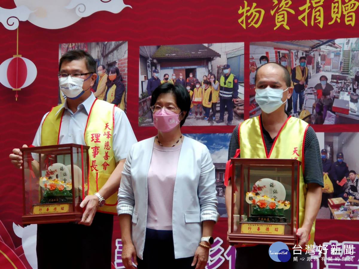 縣長王惠美感謝社會各界善心人士共同拋磚引玉，讓貧困家庭及弱勢族群過一個溫馨快樂的中秋節。圖／記者鄧富珍攝