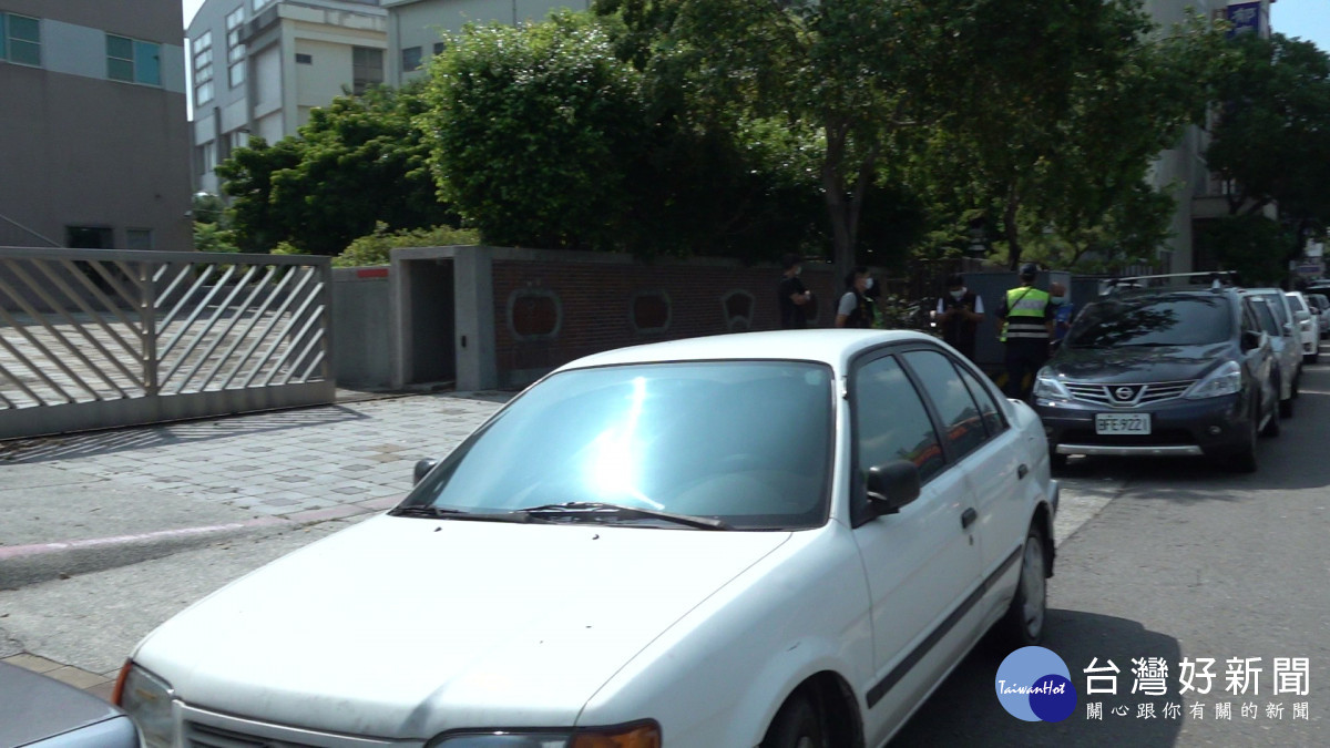 台中市大雅區大華國中中清路側門長期遭社區居民停車佔用。