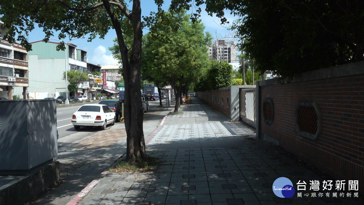 台中市大雅區大華國中中清路側門長期遭社區居民停車佔用。