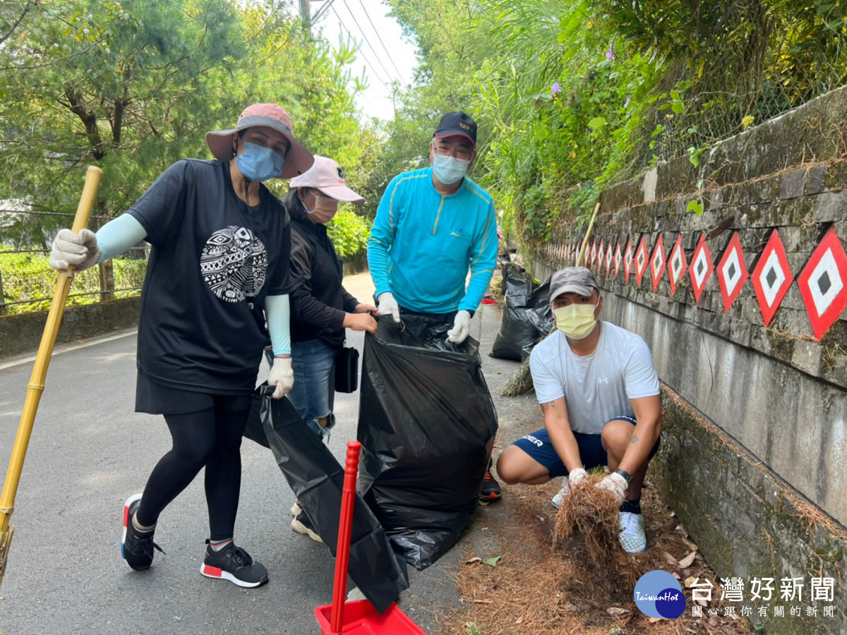 松鶴部落上百居民響應淨街活動，沿馬路邊收拾樹葉、樹枝、水瓶、鐵罐等。