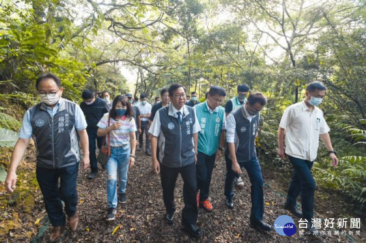 鄭市長偕貴賓一同走訪石門山步道。