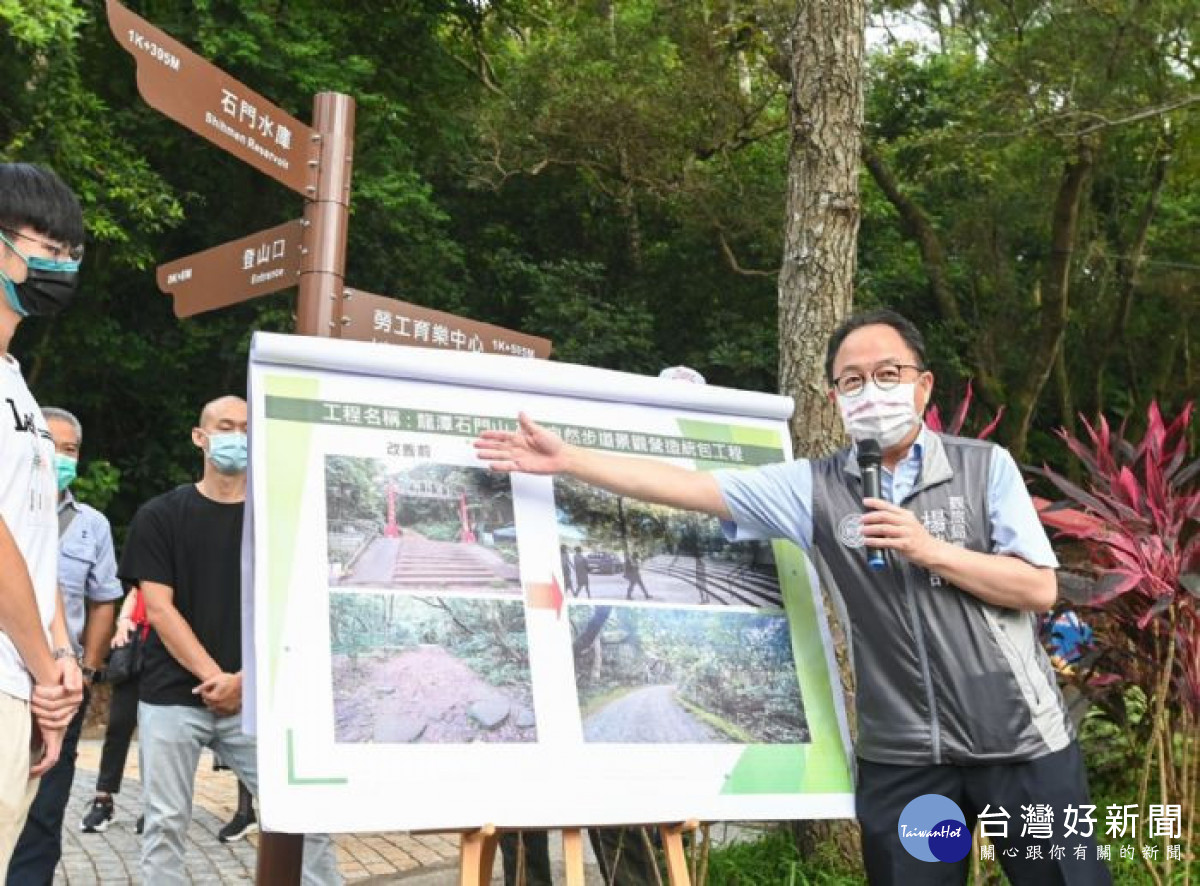 市府觀旅局長楊勝評進行工程簡報。