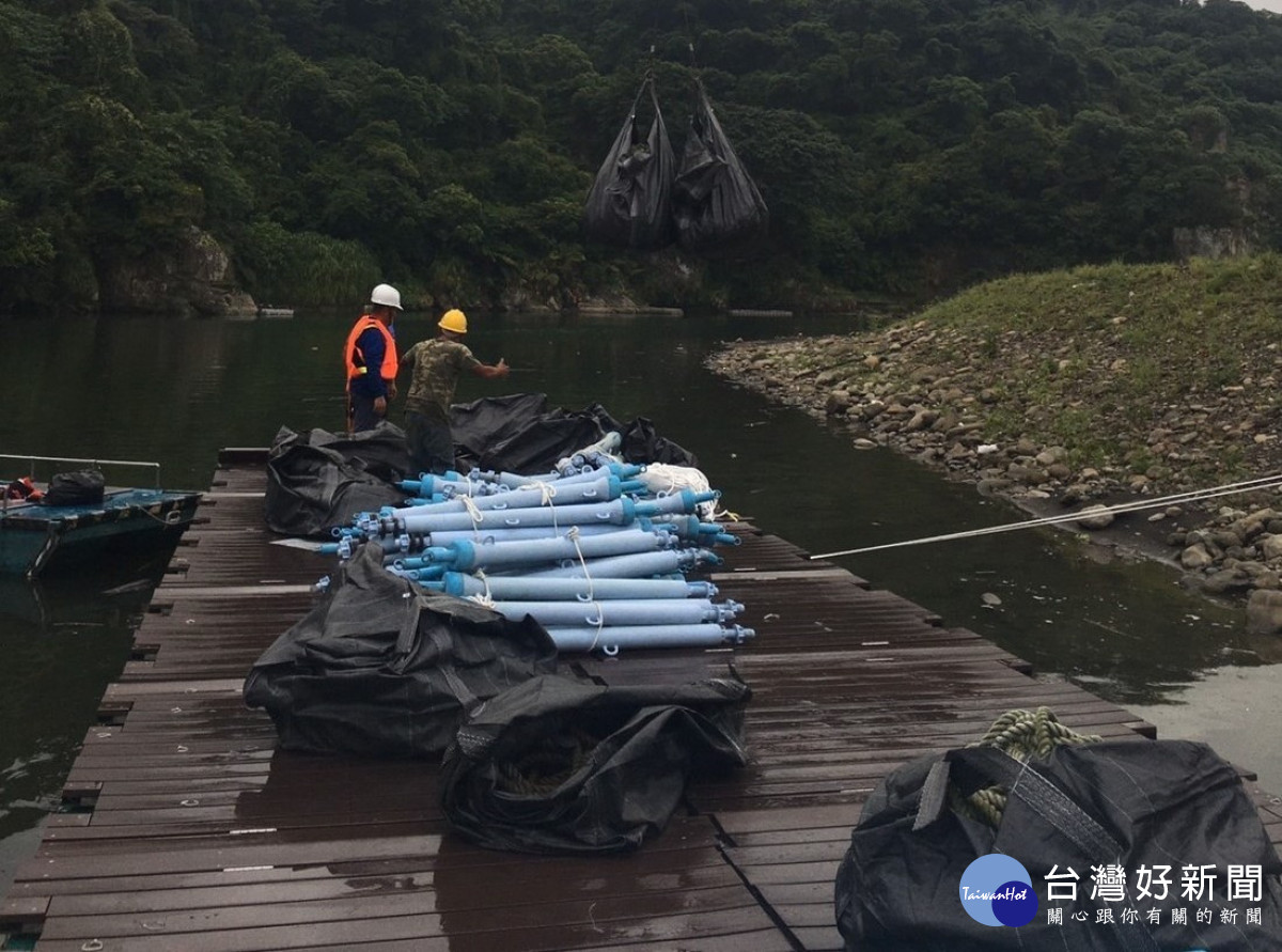 新店區青潭浮筒橋自行車道，上方固定座含圍網已吊至岸上暫時安置