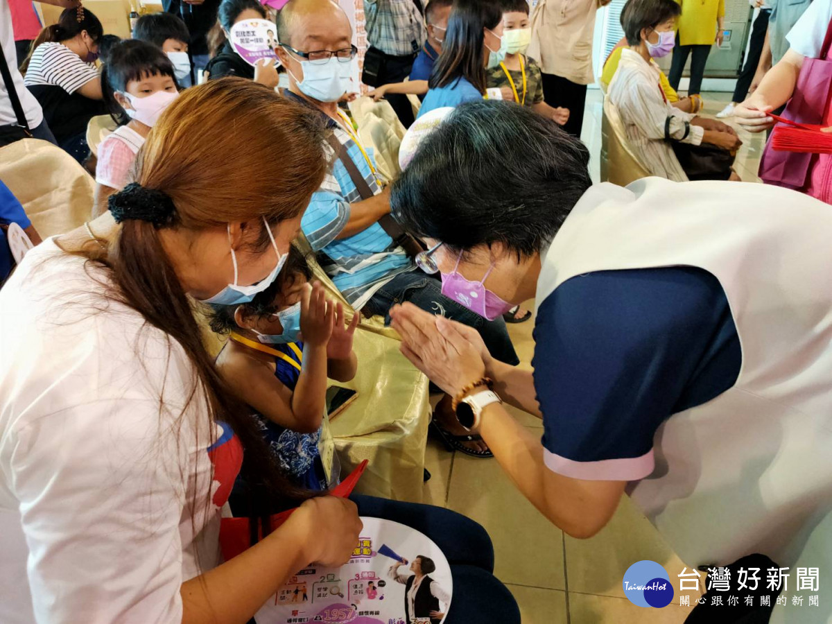 中秋佳節關懷活動「月見溫暖」照亮社會每個角落。圖／記者鄧富珍攝